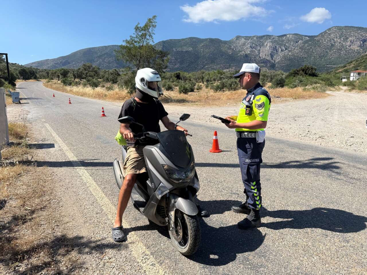 Muğla'da Yangınla Mücadele Sürüyor: Jandarma Ekipleri TOMA'larla Destek Veriyor 1